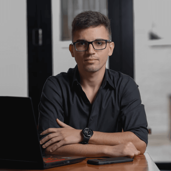 Adrian Oliveira trabalhando em estratégias de SEO e Conteúdo